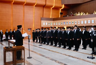 Sekjen Kemendagri Tomsi Tohir saat melantik 18 pejabat pengawas dan 46 pejabat fungsional di lingkungan Kemendagri di Sasana Bhakti Praja (SBP), Kantor Pusat Kemendagri, Jakarta, Senin (2/3/2026).