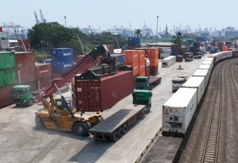 Angkutan Peti Kemas KAI Logistik