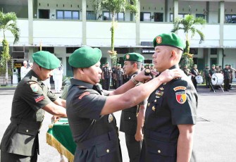 Danrem 083/Bdj Kolonel Inf Kohir saat sertijab Dandim 0822/Bondowoso di Malang, Selasa (6/1)