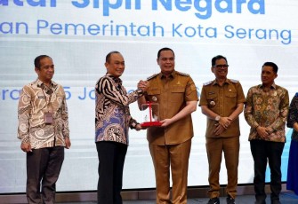 Kepala BKN Prof Zudan Arif Fakhrulloh memberikan penghargaan 