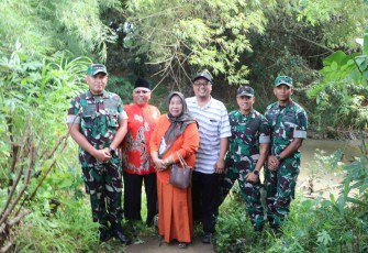 Dandim 0807/Tulungagung Letkol Arh Hanny Galih Satrio foto bersama saat pengecekan lokasi jembatan perintis 