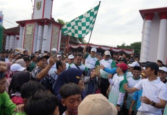 Menag Nasaruddin Umar saat melepas ribuan peserta jalan sehat di Wonogiri, Sabtu (10/1)