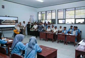 Mendikdasmen Abdul Mu'ti saat berdialog dengan siswa SMAN 7 Kendari 