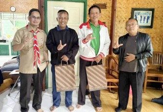 Kepala Diskarpus Kota Depok, Utang Wardaya foto bersama warga 