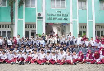 Delegasi Jepang foto bersama saat studi banding Program MBG di Yayasan Bina Mulia, Depok, Rabu (14/1)
