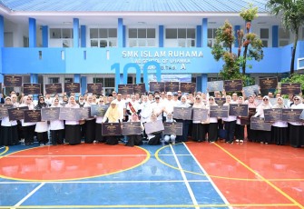 Mendikdasmen Abdul Mu'ti foto bersama usai peresmian 100 sekolah hasil revitalisasi di Tangerang Raya, Banten, Rabu (14/1)