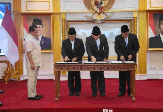 Mendagri Tito Karnavian saat melantik tiga pejabat tinggi madya di Jakarta, Rabu (14/1)
