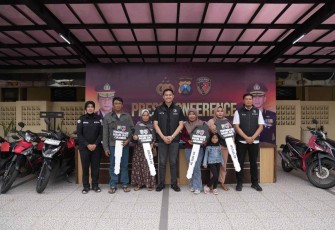 Polres Kediri Kota saat menyerahkan motor hilang kepada pemiliknya 