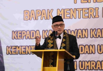 Menhaj Mochamad Irfan Yusuf memberikan sambutan dalam kunjungan kerja di Kanwil Kemenhaj NTB, Kamis (15/1)