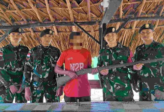 Warga menyerahkan senjata secara sukarela di perbatasan 