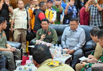 Kepala Badan Nasional Penanggulangan Bencana (BNPB) Letjen TNI Dr. Suharyanto S.Sos., M.M., saat memimpin Rapat Koordinasi Percepatan Penanganan Banjir Kabupaten Kudus di Kantor DPRD Kudus, pada Jumat (16/1).