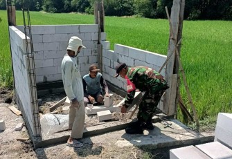 Bantu bangun tempat pompa air 