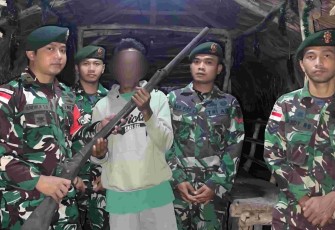 Warga menyerahkan suka rela senpi di perbatasan 