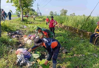 Bersihkan lingkungan bersama warga binaan