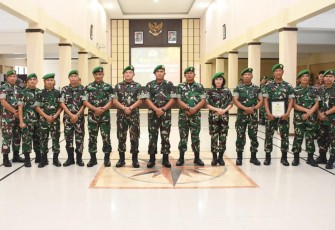 Danrem 081/DSJ Kolonel Arm Untoro Hariyanto foto bersama pamen, Jum'at (30/1)
