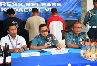 Wadan Kodaeral VIII Laksda TNI Dery Triesananto Suhendi memberikan keterangan pers 