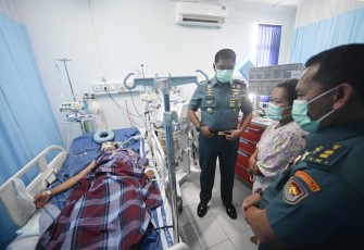 Wadan Kodaeral VI Laksamana Muda TNI Dr Arya Delano menjenguk pasien korban ledakan kapal nelayan di RSAL Jala Ammari, Selasa (3/2)