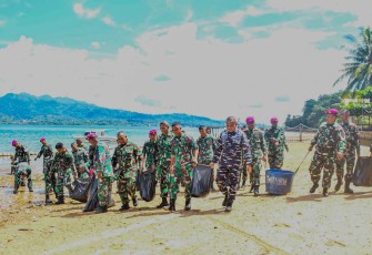 Prajurit Yonmarhanlan IX bersihkan sampah