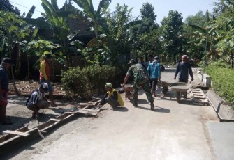 Pembuatan saluran air di wilayah desa binaan 