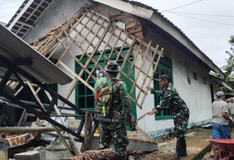 Bantu evakuasi material pascagempa di wilayah desa binaan 