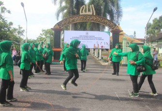 Permainan tradisional di HUT Persit KCK ke 80 Kodim Trenggalek 