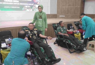 Pangkostrad Letjen TNI Mohammad Fadjar saat donor darah di Makostrad, Jakarta, Senin (9/2)