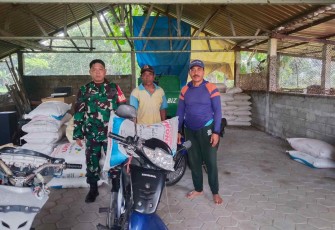 Pengawalan distribusi pupuk petani desa binaan 