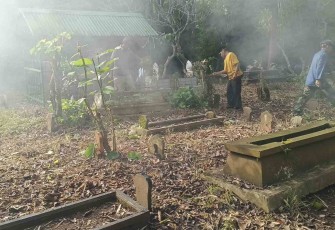 Tradisi gugur gunung warga Pandanwangi Kota Malang, Minggu (15/2)