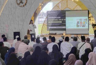 H Saefudin saat memberikan pembekalan bimbingan manasik haji nasional di masjid Jami Dhuyufur Rahman Kota Depok, Minggu (15/2)