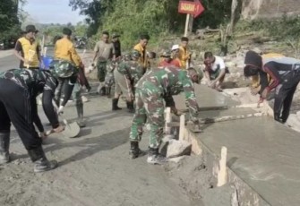 Gotong royong bangun plat duiker di lokasi TMMD Kodim Soppeng 