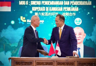 Menkop Ferry Juliantono bersama Ketum SCO-ETEC, Yang Zijun di Jakarta, Kamis (12/3)