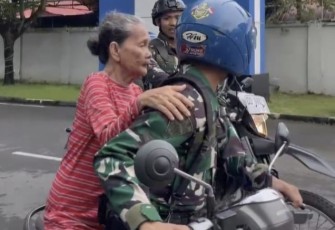 Prajurit TNI AL Kodaeral VI antarkan nenek Dg. Kebo pulang ke rumah, Kamis (12/3)