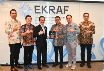 Ketua Umum DPP APTIKNAS Soegiharto Santoso menerima cinderamata dari Menteri Ekonomi Kreatif Teuku Riefky Harsya usai audiensi bersama sejumlah asosiasi industri digital di Kantor Kementerian Ekonomi Kreatif di Jakarta 