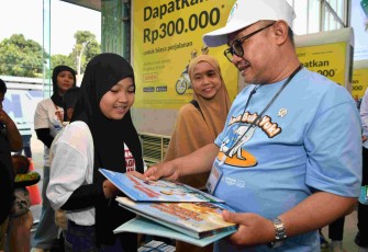 Mendikdasmen Abdul Mu'ti saat memberikan buku bacaan di Jakarta 