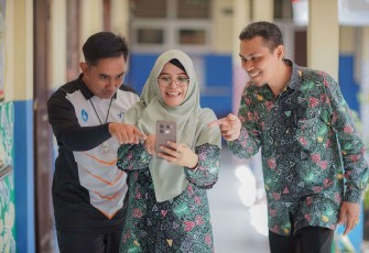 Ilustrasi ASN mencek tunjangan melalui aplikasi