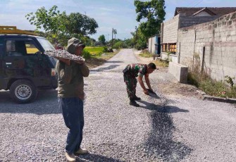 Perbaikan jalan rusak wilayah desa binaan 