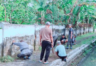 Gotong royong bersihkan lingkungan bersama warga desa binaan 