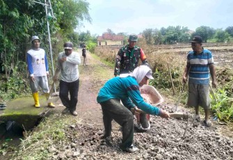 Pengerasan jalan wilayah desa binaan 