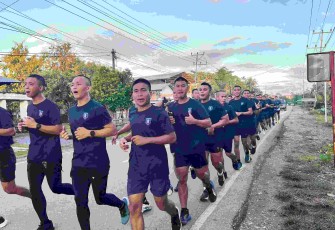 Lari pagi prajurit Satgas Yonarmed 12 Kostrad 