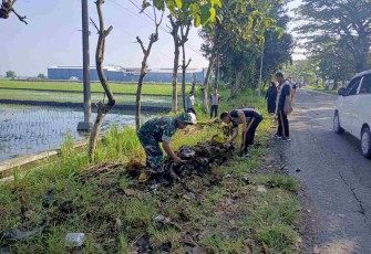 Karya bakti bersihkan lingkungan 