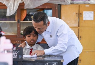 Wamendikdasmen Fajar Riza Ul Haq bersama siswa di Mataram, NTB, Senin (13/4)