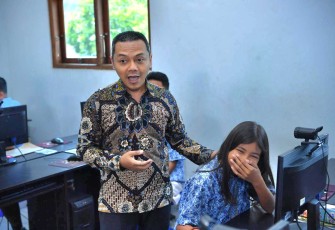 Wamendikdasmen Fajar Riza Ul Haq bersama siswa SD Kanisius Wonogiri