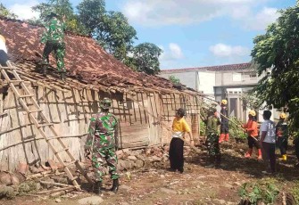Pembersihan material pasca puting beliung