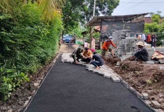 Pemasangan paving blok di wilayah Desa Brabe