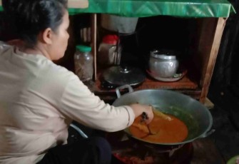 Ibu Martati mempersiakan hidangan satgas TMMD Kodim Selayar