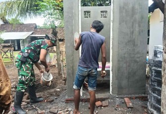 Pengerjaan sanitasi rumah Halimah di Dusun Sumur