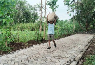 Potret aktivitas warga Desa Brabe