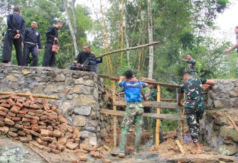 Pembangunan jembatan di Desa Sukorejo