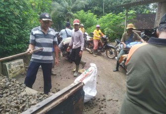 Warga Sukorejo Gotong Royong Langsir Material 