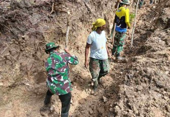 Pengerjaan drainase di desa Batangmata Sapo